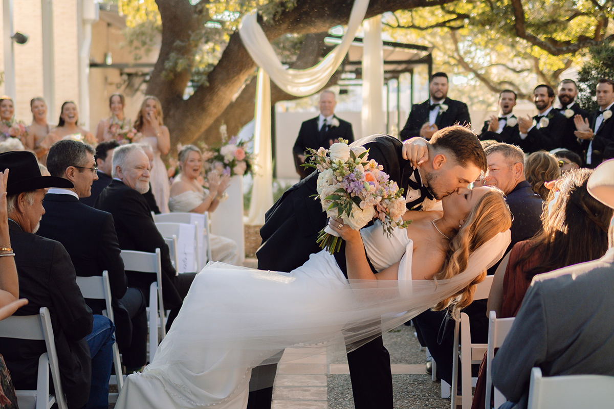 3R1A6977 Wedding couple kissing