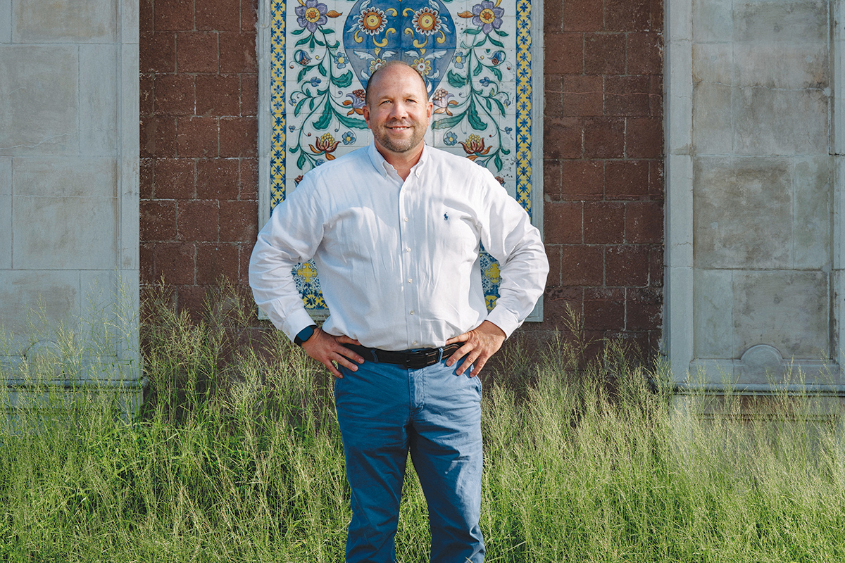 Chris Mitre in front on Mira Flores art